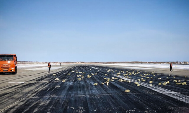image: Flere tonn gull ble spredt utover rullebanen da flyet lettet